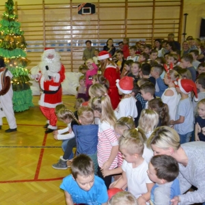 Zdjęcie przedstawia uczestników Spotkania z Mikołajem
