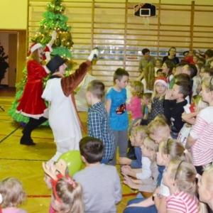 Zdjęcie przedstawia uczestników Spotkania z Mikołajem
