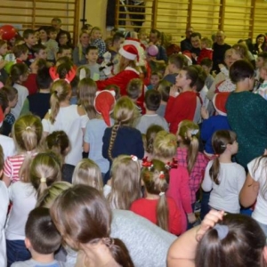 Zdjęcie przedstawia uczestników Spotkania z Mikołajem