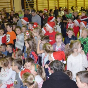 Zdjęcie przedstawia uczestników Spotkania z Mikołajem