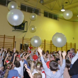 Zdjęcie przedstawia uczestników Spotkania z Mikołajem