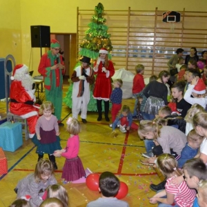 Zdjęcie przedstawia uczestników Spotkania z Mikołajem