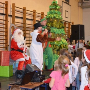 Zdjęcie przedstawia uczestników Spotkania z Mikołajem