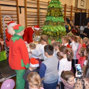 Zdjęcie przedstawia uczestników Spotkania z Mikołajem
