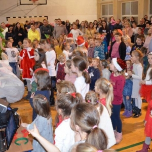 Zdjęcie przedstawia uczestników Spotkania z Mikołajem