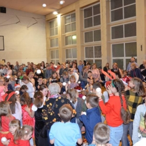 Zdjęcie przedstawia uczestników Spotkania z Mikołajem