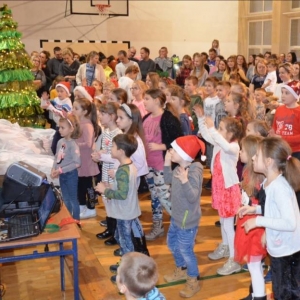Zdjęcie przedstawia uczestników Spotkania z Mikołajem