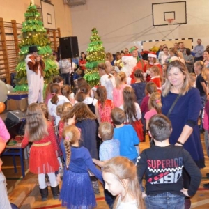 Zdjęcie przedstawia uczestników Spotkania z Mikołajem