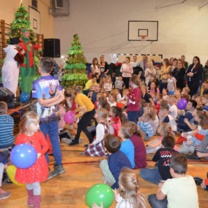 Zdjęcie przedstawia uczestników Spotkania z Mikołajem