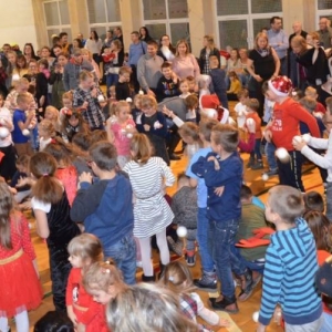 Zdjęcie przedstawia uczestników Spotkania z Mikołajem