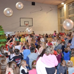 Zdjęcie przedstawia uczestników Spotkania z Mikołajem