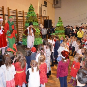 Zdjęcie przedstawia uczestników Spotkania z Mikołajem