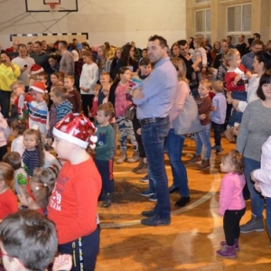 Zdjęcie przedstawia uczestników Spotkania z Mikołajem