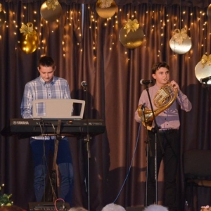 Zdjęcie przedstawia uczniów zajęć keyboardowych podczas noworocznego koncertu kolędowego