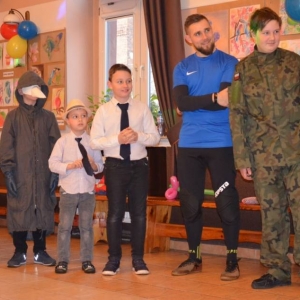 Zdjęcie przedstawia wspólną zabawę karnawałową uczestników zimowiska.
