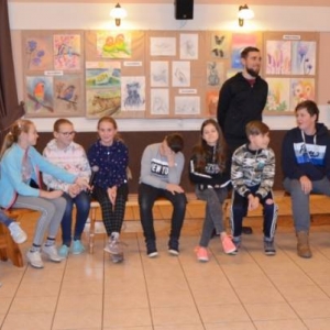 Zdjęcie przedstawia uczestników I turnusu zimowiska podczas pierwszego dnia wypoczynku. Zapoznanie się.