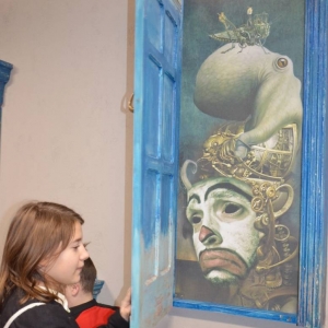 Zdjęcie przedstawia uczestników zimowiska w Teatrze Ateneum w Katowicach.