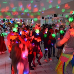 Zdjęcie przedstawia wspólną zabawę karnawałową uczestników zimowiska.