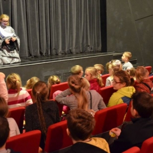 Zdjęcie przedstawia uczestników zimowiska w Teatrze Ateneum w Katowicach.