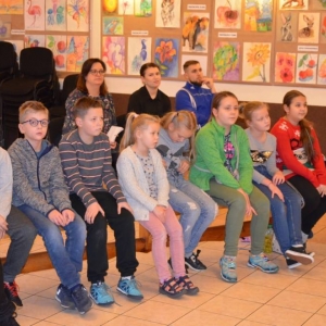 Zdjęcie przedstawia uczestników zimowiska podczas warsztatów pt. Tajemniczy świat zmysłów
