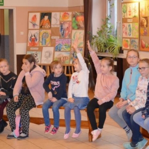 Zdjęcie przedstawia uczestników wypoczynku podczas omawiania poszczególnych punktów regulaminu, który będzie obowiązywał podczas zimowiska