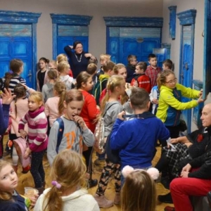 Zdjęcie przedstawia uczestników zimowiska w Teatrze Ateneum w Katowicach.