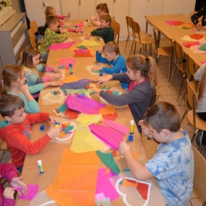 Zdjęcie przedstawia tworzenie prac plastycznych przez uczestników zimowiska