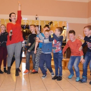 Zdjęcie przedstawia uczestników wypoczynku podczas wspólnej zabawy