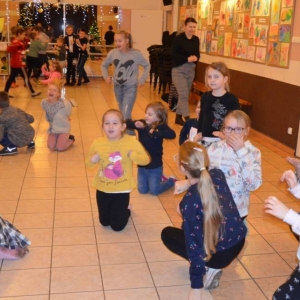 Zdjęcie przedstawia wspólną zabawę uczestników zimowiska.