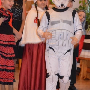 Zdjęcie przedstawia wspólną zabawę karnawałową uczestników zimowiska.
