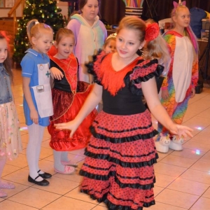 Zdjęcie przedstawia wspólną zabawę karnawałową uczestników zimowiska.