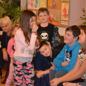 Zdjęcie przedstawia wspólną zabawę uczestników zimowiska.