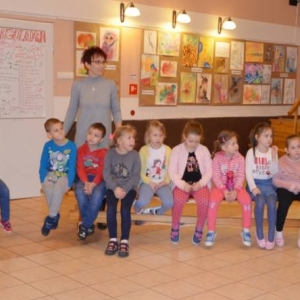 Zdjęcie przedstawia uczestników I turnusu zimowiska podczas pierwszego dnia wypoczynku. Zapoznanie się.