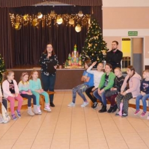 Zdjęcie przedstawia uczestników I turnusu zimowiska podczas pierwszego dnia wypoczynku. Zapoznanie się.
