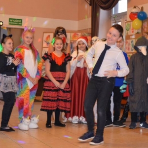 Zdjęcie przedstawia wspólną zabawę karnawałową uczestników zimowiska.