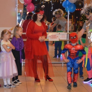 Zdjęcie przedstawia wspólną zabawę karnawałową uczestników zimowiska.