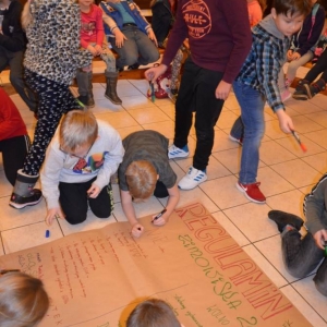 Zdjęcie przedstawia wspólne tworzenie regulaminu, który będzie obowiązywał podczas zimowiska