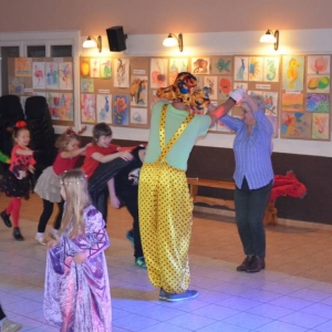 Zdjęcie przedstawia wspólną zabawę karnawałową uczestników zimowiska.