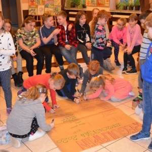 Zdjęcie przedstawia wspólne tworzenie regulaminu, który będzie obowiązywał podczas zimowiska