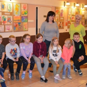 Zdjęcie przedstawia uczestników II turnusu zimowiska podczas pierwszego dnia wypoczynku. Zapoznanie się.