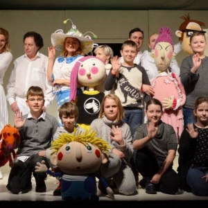 Zdjęcie przedstawia uczestników zimowiska w Teatrze Ateneum w Katowicach.