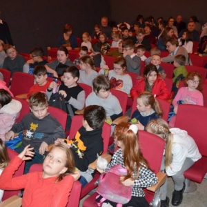 Zdjęcie przedstawia uczestników zimowiska w Teatrze Ateneum w Katowicach.