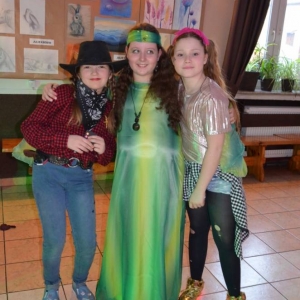 Zdjęcie przedstawia przebranych uczestników  balu karnawałowego.