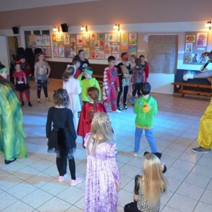 Zdjęcie przedstawia wspólną zabawę karnawałową uczestników zimowiska.