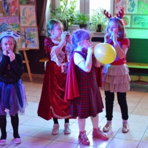 Zdjęcie przedstawia wspólną zabawę karnawałową uczestników zimowiska.