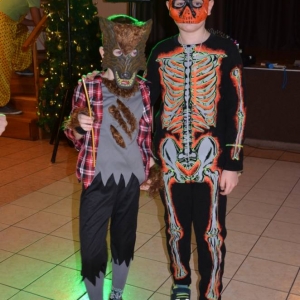 Zdjęcie przedstawia przebranych uczestników  balu karnawałowego.