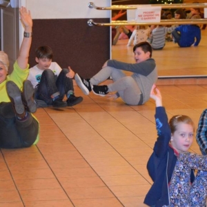 Zdjęcie przedstawia uczestników wypoczynku podczas wspólnej zabawy.