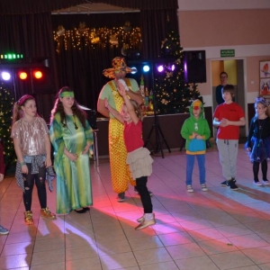 Zdjęcie przedstawia wspólną zabawę karnawałową uczestników zimowiska.