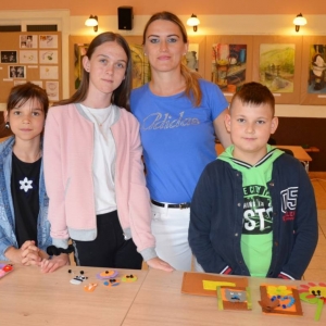 Zdjęcie przedstawia uczestników warsztatów wakacyjnych biżuterii z filcu