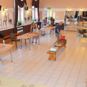 Zdjęcie przedstawia uczestników warsztatów ceramicznych podczas wykonywania swoich prac